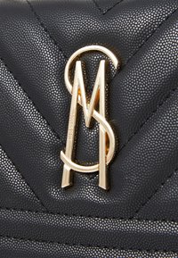 Steve Madden BCALA - Axelremsväska - black/gold-coloured
