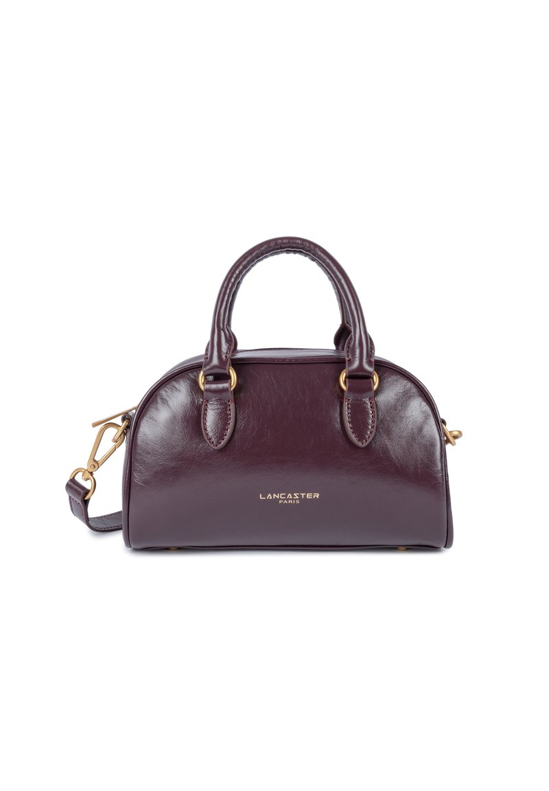 Piccola borsa a tracolla in pelle borgogna con doppi manici superiori, tracolla staccabile, hardware in tono oro e logo stampato sul davanti.