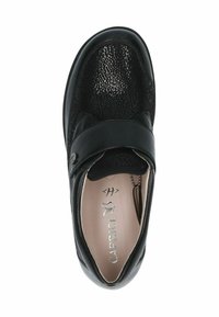 Fekete bőr cipő, textúrált felsőrésszel, széles pánttal a lábfej fölött és kerek orral. Az belső részén világos bélés és márkajelzés található.