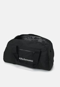 Bolsa de deporte negra hecha de tela duradera; cuenta con un compartimento principal con cremallera, un bolsillo frontal y dos asas resistentes. Logotipo de la marca mostrado.