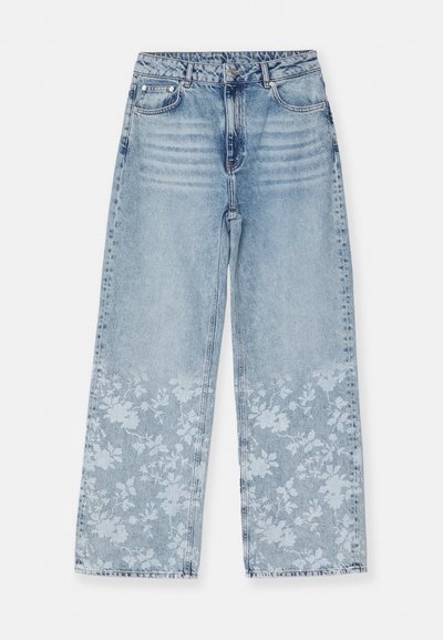 Jasnoniebieskie spodnie dżinsowe o szerokich nogawkach z wyblakłym wykończeniem i kwiatowym wzorem na dole. Wykonane z denimu w klasycznym pięciokieszeniowym fasonie.
