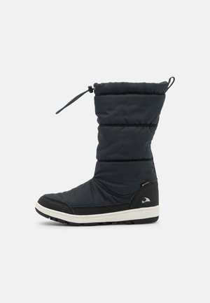 Knær-høye, svarte isolerte støvler med kviltet design, rund tå og hvit såle; har en snor på toppen for justering.