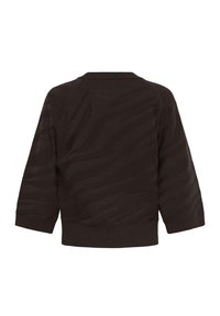 Pull en maille marron foncé à manches trois-quarts avec des motifs subtils en vagues texturées dans le dos, et des poignets et un ourlet côtelés.