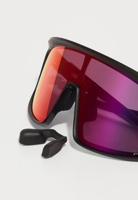 Ochelari de sport cu ramă neagră, lentile cu gradient violet și portocaliu și bucăți de nas negre detașabile. Design elegant și aerodinamic.