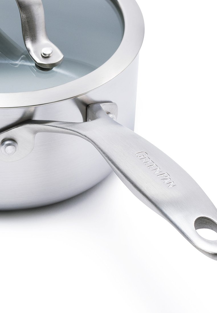 Edelstahlkochtopf mit Glasdeckel, langem Griff und leichter Kurve. Der Griff verfügt über ein Loch zur Aufbewahrung und enthält eine Markenkennzeichnung.