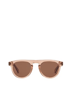 Gafas de sol con montura transparente de plástico marrón claro y lentes redondas de color marrón oscuro, mostradas sobre un fondo blanco.