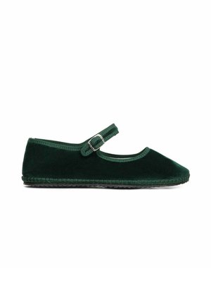 Ballerines en velours vert avec une seule sangle et une boucle, bout arrondi et détail de bord tressé, présentant une semelle texturée pour une meilleure adhérence.