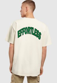 Merchcode ATTITUDE HEAVY - Camiseta estampada - sand