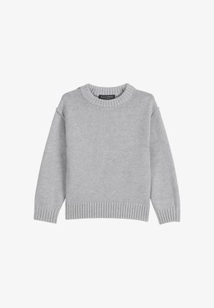 Grauer gestrickter Pullover mit Rundhalsausschnitt, gerippten Bündchen und Saum sowie einer dezenten Textur. Das Etikett ist unter dem Kragen sichtbar.