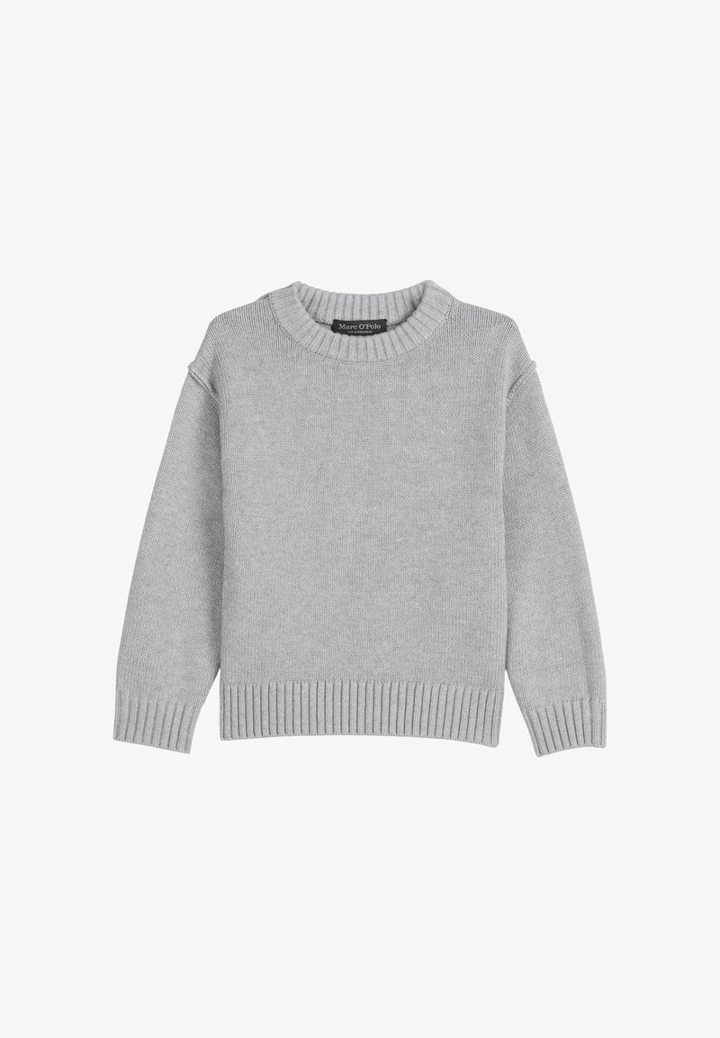 Grauer gestrickter Pullover mit Rundhalsausschnitt, gerippten Bündchen und Saum sowie einer dezenten Textur. Das Etikett ist unter dem Kragen sichtbar.
