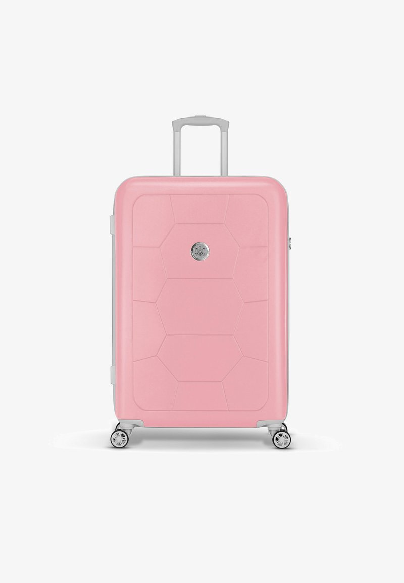 Roze harde koffer met een gegoten hexagonaal ontwerp, zilverkleurige hardware, een uitschuifbare handgreep en vier draaiwielen voor mobiliteit.