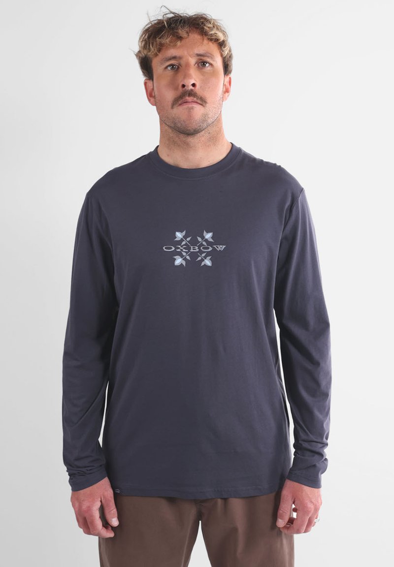 T-shirt à manches longues bleu marine avec un design graphique central portant le texte "OXBOW", fabriqué en coton doux avec un col rond simple.
