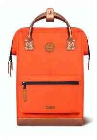 Sac à dos en tissu orange avec des accents en cuir bronzé, doté d'une poignée supérieure, d'une poche zippée à l'avant et d'un badge de logo. Design carré avec une base plate.
