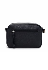 Czarna skórzana torba na ramię z teksturowanym wykończeniem, zamykaną na zamek kieszenią z przodu oraz regulowanym paskiem. Prostokątny kształt, kompaktowy design.