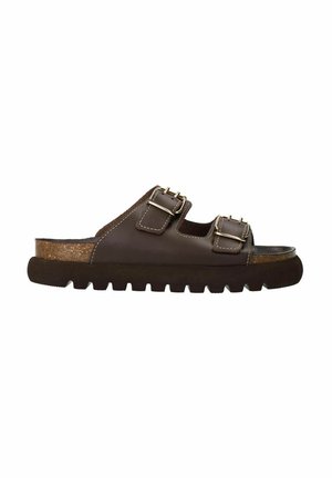 Bruine leren slidesandalen hebben twee verstelbare gespbanden, een gevoerde kurken voetbed en een dikke, gegroefde rubberen zool.
