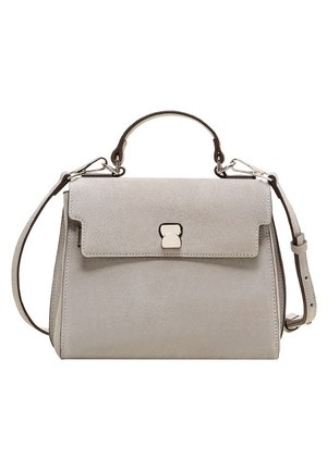 Jasnoszara zamszowa torebka z górnym uchwytem, przednią klapą zabezpieczoną srebrnym zapięciem oraz odpinanym regulowanym paskiem na ramię.