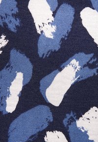 Marineblauwe stof met abstracte aquarelachtige vormen in lichtblauw en wit. Textuur patroon doorheen met variërende vormgroottes.