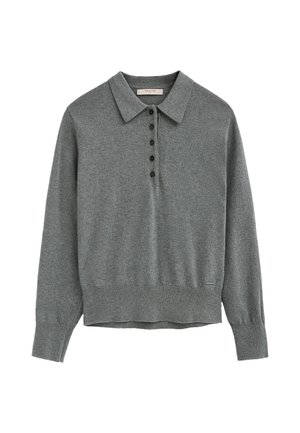 Polo de punto gris de manga larga con cuello y cinco botones negros en la tapeta frontal.
