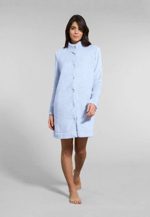 Robe azzurro chiaro con bottoni, realizzato in un morbido tessuto texturizzato, dotato di maniche lunghe e colletto alto, con un orlo che arriva a metà coscia.