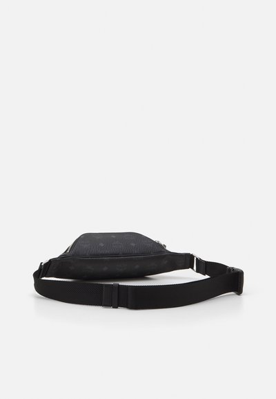 Borsa nera con superficie testurizzata, dotata di chiusura con zip e tracolla regolabile. Design semplice con motivo logo. Adatta per un uso casual.