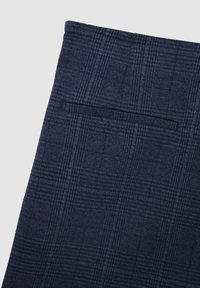Pantaloni a quadri blu navy con una texture liscia, caratterizzati da una singola tasca posteriore e sottili accenti azzurri nel motivo.