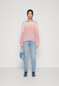 VILA VICHOCA - Neule - peach whip/pink tones