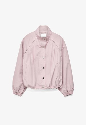 Svetlo rožnata priložnostna jakna z visokim ovratnikom, sprednjimi zapenjanji na zaskočne gumbe, elastičnimi manšetami in robom ter stranskimi žepi.