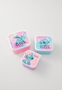 Kolme neliönmuotoista säilytysastiaa. Valkoiset kannet, värikkäät korpukset: vaaleanpunainen, vaaleansininen ja vaalea violetti. Jokaisessa on Stitchin kuvitus.