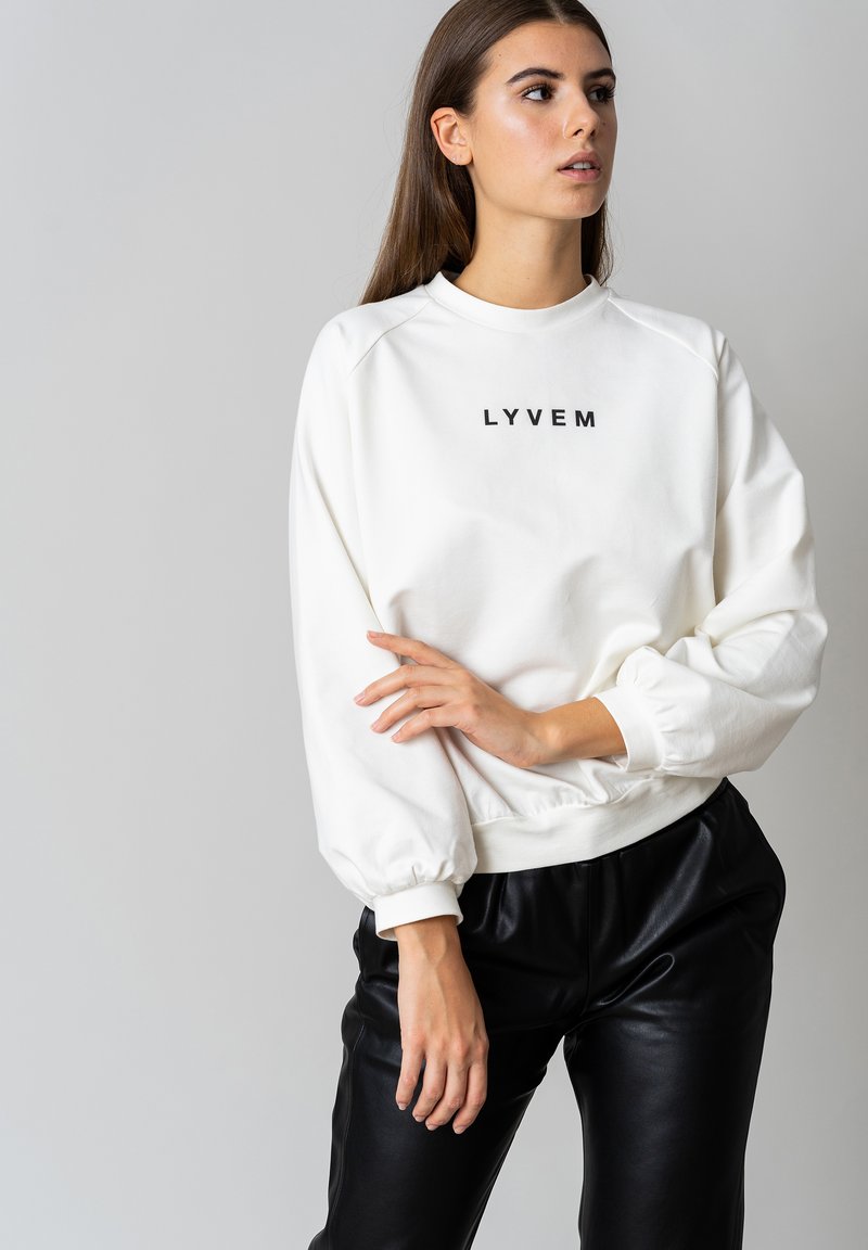 Damen Sweatshirts | LYVEM The Label LOGO Sweatshirt off-white/offwhite - ZB07549 Damen Sweatshirts | LYVEM The Label LOGO Sweatshirt off-white/offwhite - ZB07549