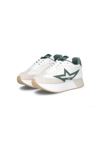 Witte en beige sneakers met een groen sterontwerp en groene binnenvoering, zij aan zij gepresenteerd op een witte achtergrond.