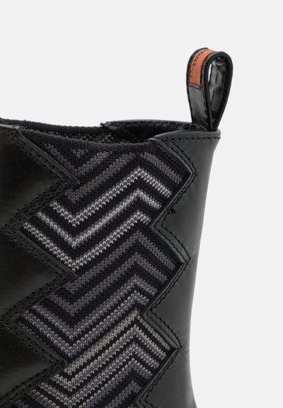 Botine negre din piele cu un model texturat în dungi în nuanțe de gri. Prezintă o buclă pentru un plus de confort la îmbrăcare.