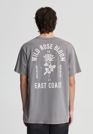 - T-shirt z nadrukiem