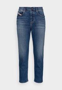 Denimjeans i mörkblått med rak benform, fem fickor, knapp- och dragkedjestängning, subtil blekning och kontrasterande s ömnadsdetaljer.