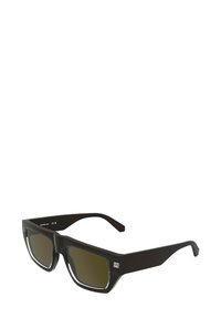 Okulary przeciwsłoneczne z grubą czarną plastikową oprawką, prostokątnymi soczewkami o zielonym odcieniu oraz małym logo po boku.