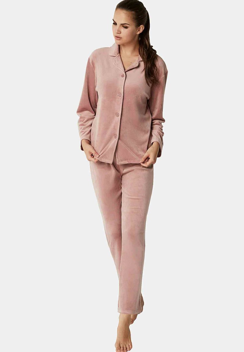 Fleece pyjama set in zacht roze. Langdraadse knoopsluiting top met kraag, bijpassende broek met rechte pijpen. Gladde textuur, casual ontwerp.