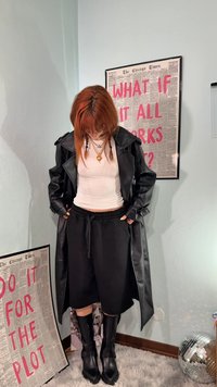 Fekete bőr ballonkabát fehér inggel, fekete rövidnadrággal és térdig érő fekete csizmával párosítva. Jellegzetes arany ékszerdíszítések.