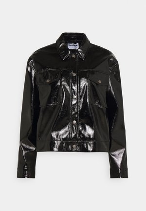 Blouson noir brillant en cuir verni avec manches longues, fermeture par boutons-pression et deux poches poitrine à rabats avec boutons.