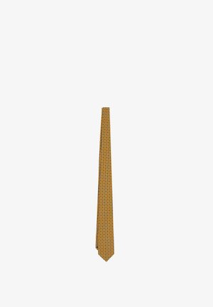 Corbata amarilla con un patrón repetitivo de pequeñas formas geométricas en azul oscuro y blanco sobre un fondo blanco.