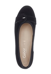 Zwarte suede ballerina met ronde neus en decoratieve gesp aan de zijkant. Zachte binnenvoering met de merknaam "Gabor comfort" erop gedrukt.