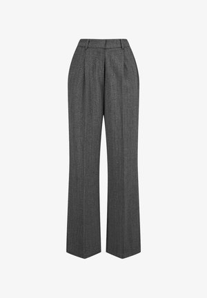 Graue maßgeschneiderte Hose mit weit geschnittenem Bein, die ein dezentes Fischgrätenmuster, Falten an der Vorderseite und eine glatte Textur aufweist.