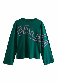 Grünes Langarm-T-Shirt mit dem großen, umrandeten "FALA LA"-Text in Pink. Aus weicher Baumwolle und mit lockerer Passform.
