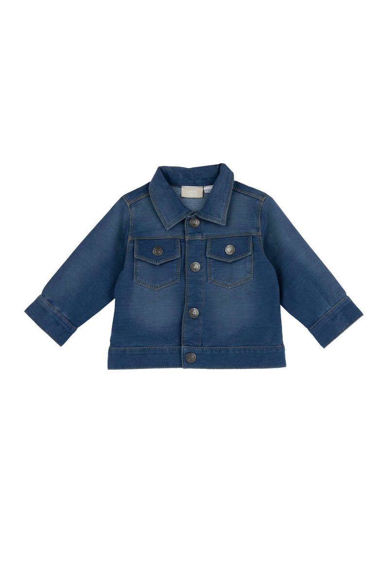 Veste en denim de couleur bleu foncé, fermeture boutonnée, deux poches poitrine et manches retroussées avec des détails de surfilage contrastants.
