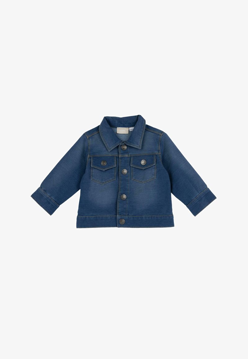 Veste en denim de couleur bleu foncé, fermeture boutonnée, deux poches poitrine et manches retroussées avec des détails de surfilage contrastants.
