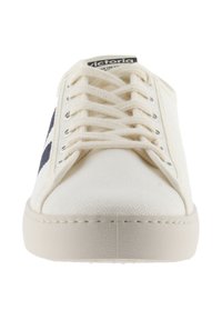 Witte canvas sneakers met marineblauwe accenten, vetersluiting, ronde neus en gestructureerd oppervlak; met metalen oogjes en een rubberen zool.