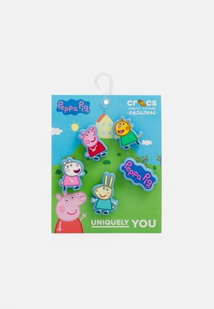 Set od pet Crocs Jibbitz s likovima Peppa Pig u živopisnim bojama. Pakiranje uključuje plavu pozadinu i dizajn zelene trave.