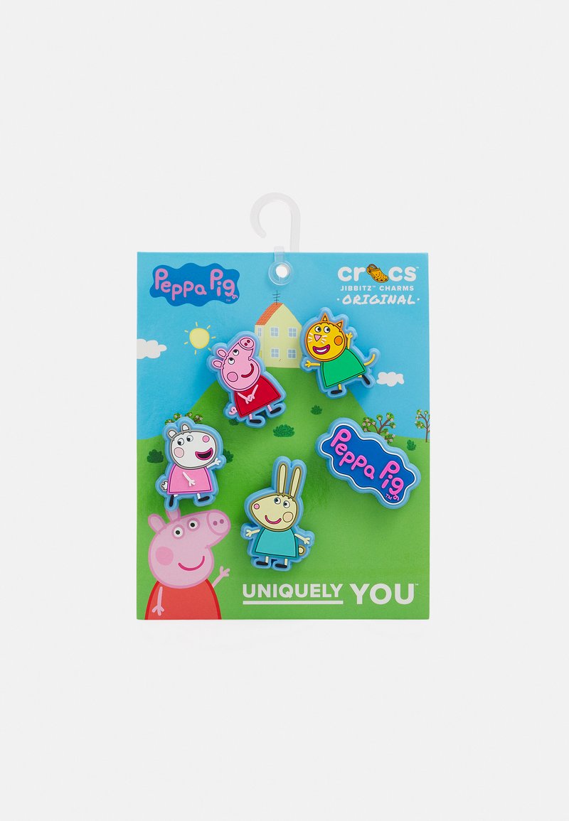 Set van vijf Crocs Jibbitz met Peppa Pig-personages in levendige kleuren. De verpakking heeft een blauwe achtergrond en een ontwerp van groene gras.