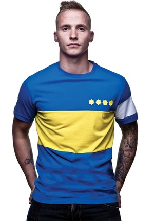 Blauwe en gele T-shirt met korte mouwen, met horizontale kleurblokken, vijfsteraccenten en een ronde hals.