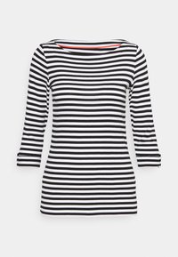 Gestreiftes Langarmshirt in Schwarz und Weiß mit Rundhalsausschnitt und umgeschlagenen Ärmeln, aus weichem Stoff gefertigt. Verfügt über einen roten Akzent am Ausschnitt.