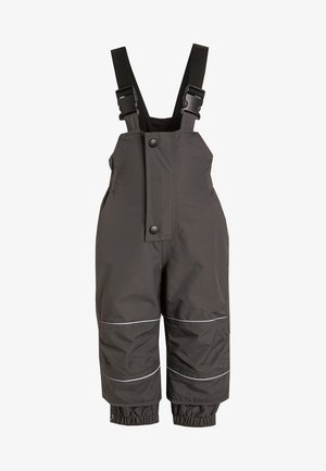 Wasserdichte schwarze Latzhosen mit verstellbaren Trägern, Druckknopfverschluss vorne und elastischen Bündchen. Reflektierende Akzente an den Beinen. Weiche Textur.