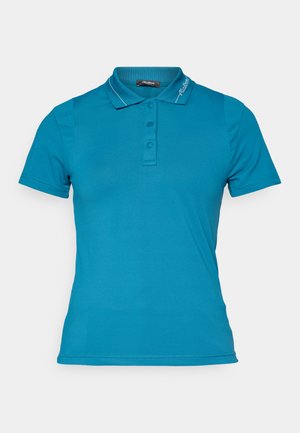 Teal polo skjorte i et glat materiale, med krave, tre-knaps placket og subtilt hvide syninger. Korte ærmer.